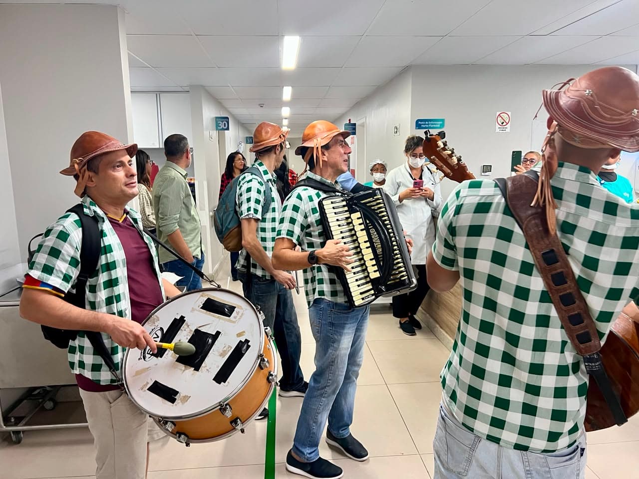 Forró itinerante leva clima junino a pacientes e colaboradores de hospital